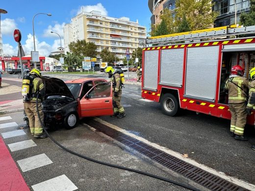 (Fotos) Un coche se incendia en la rotonda de Abu Umar