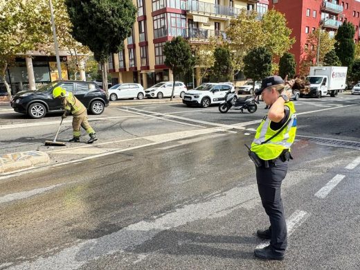 (Fotos) Un coche se incendia en la rotonda de Abu Umar