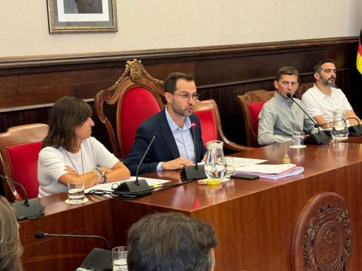 (Fotos) Héctor Pons pide disculpas en el pleno de Maó mientras la oposición exige responsabilidades