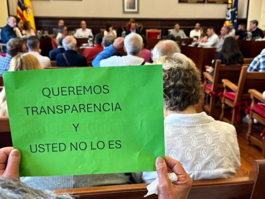 (Fotos) Carteles de protesta en el pleno extraordinario de Maó por la gestión del agua