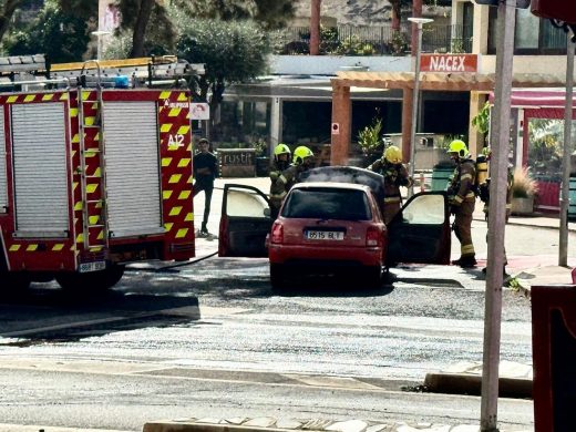 (Fotos) Un coche se incendia en la rotonda de Abu Umar