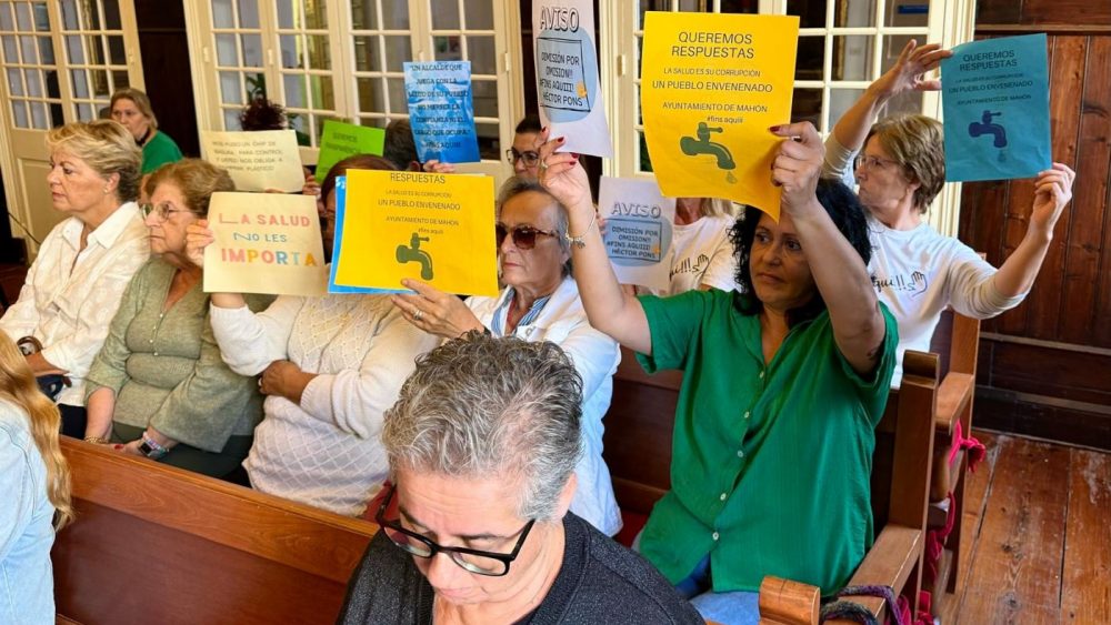 Protestas ciudadanas durante el pleno extraordinario.