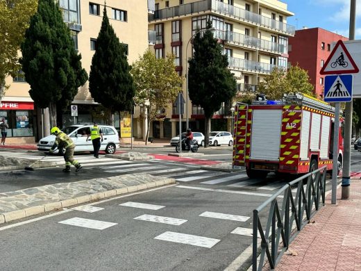 (Fotos) Un coche se incendia en la rotonda de Abu Umar