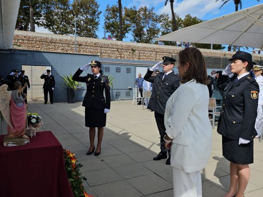 (Fotos) Homenaje a la Policía Nacional en Maó durante la celebración de los Santos Ángeles Custodios