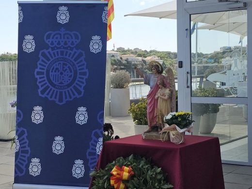 (Fotos) Homenaje a la Policía Nacional en Maó durante la celebración de los Santos Ángeles Custodios