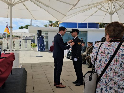 (Fotos) Homenaje a la Policía Nacional en Maó durante la celebración de los Santos Ángeles Custodios