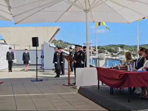 (Fotos) Homenaje a la Policía Nacional en Maó durante la celebración de los Santos Ángeles Custodios