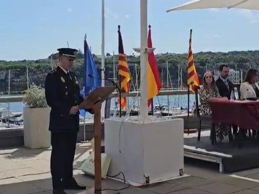 (Fotos) Homenaje a la Policía Nacional en Maó durante la celebración de los Santos Ángeles Custodios