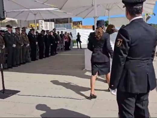 (Fotos) Homenaje a la Policía Nacional en Maó durante la celebración de los Santos Ángeles Custodios