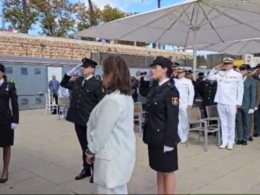 (Fotos) Homenaje a la Policía Nacional en Maó durante la celebración de los Santos Ángeles Custodios