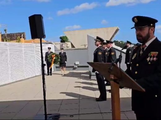 (Fotos) Homenaje a la Policía Nacional en Maó durante la celebración de los Santos Ángeles Custodios