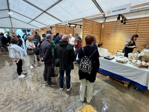 (Fotos) La Fira del Formatge arranca con fuerza pese a la lluvia