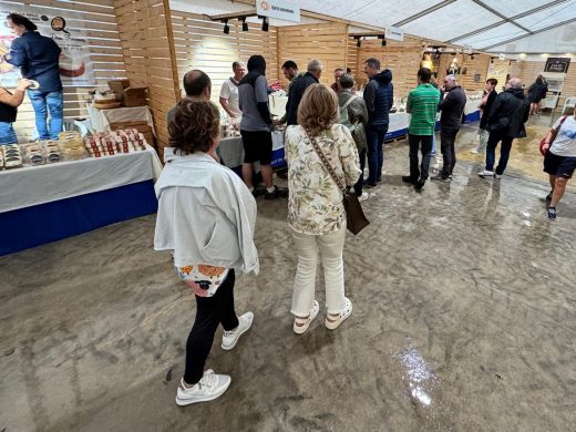 (Fotos) La Fira del Formatge arranca con fuerza pese a la lluvia