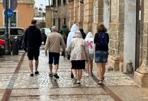 Gente protegiéndose de la lluvia (Foto: Tolo Mercadal)