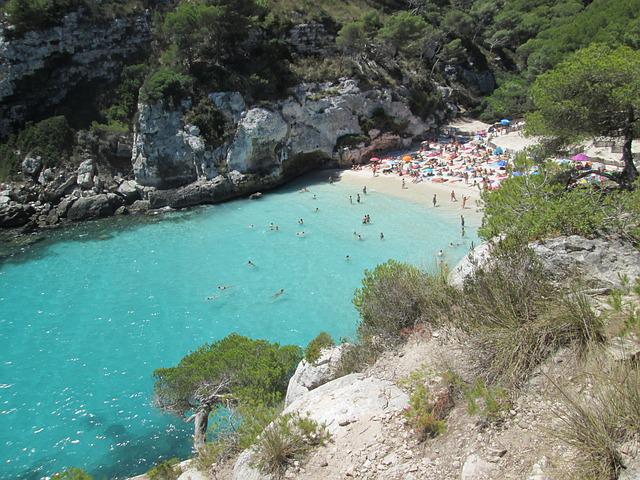 El Gob pide limitar los aparcamientos en playas vírgenes y controlar la carga náutica en Menorca.