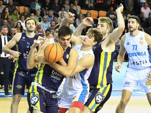 (Fotos) El Hestia Menorca acaba claudicando ante el líder Ourense