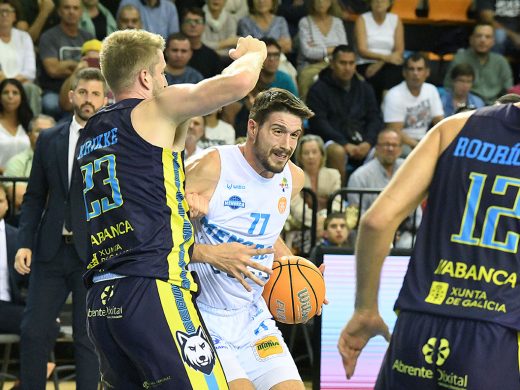 (Fotos) El Hestia Menorca acaba claudicando ante el líder Ourense