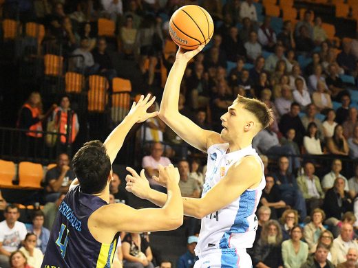 (Fotos) El Hestia Menorca acaba claudicando ante el líder Ourense