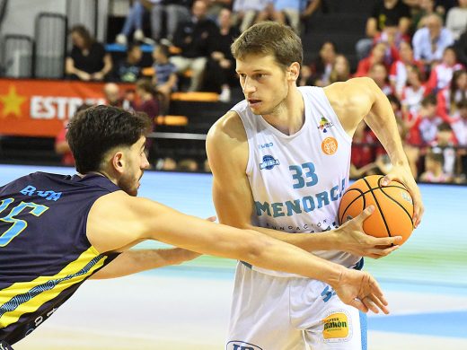 (Fotos) El Hestia Menorca acaba claudicando ante el líder Ourense