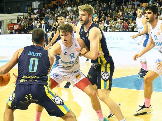 (Fotos) El Hestia Menorca acaba claudicando ante el líder Ourense