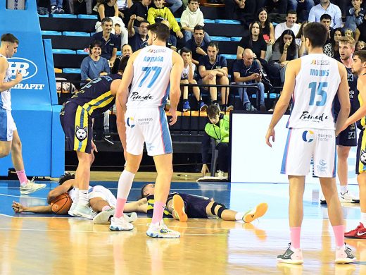 (Fotos) El Hestia Menorca acaba claudicando ante el líder Ourense