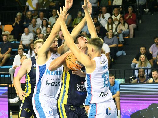 (Fotos) El Hestia Menorca acaba claudicando ante el líder Ourense