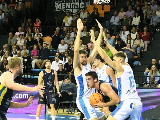 (Fotos) El Hestia Menorca acaba claudicando ante el líder Ourense