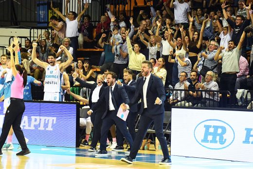 Zamora y el cuerpo técnico celebran una canasta (Foto: Tolo Mercadal)