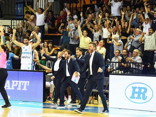 (Fotos) El Hestia Menorca acaba claudicando ante el líder Ourense