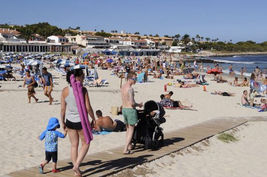 Canarias, Baleares, Cataluña y Andalucía, entre las regiones de la UE con más turistas en 2023