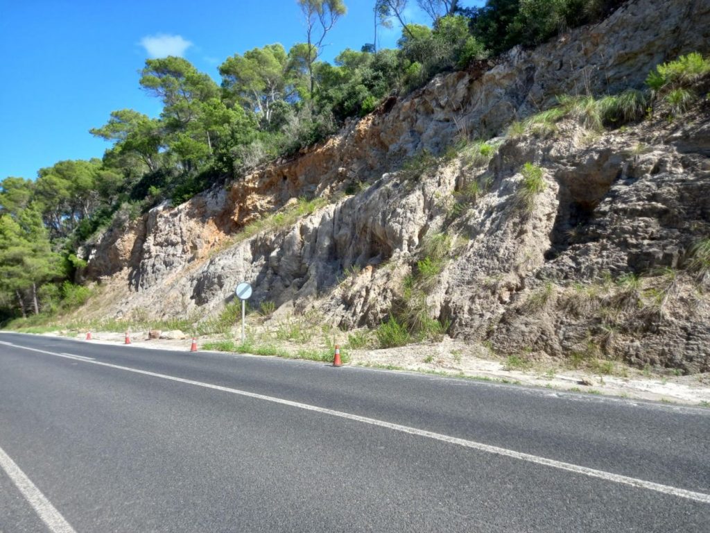 Las rocas desprendidas en la carretera Me-9 siguen sin ser retiradas.