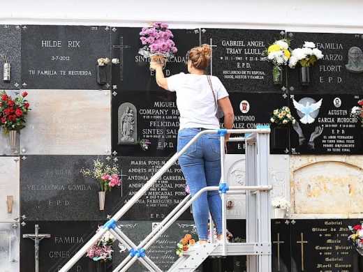 (Fotos y vídeo) Menorca homenajea a sus difuntos en una jornada marcada por las alertas meteorológicas