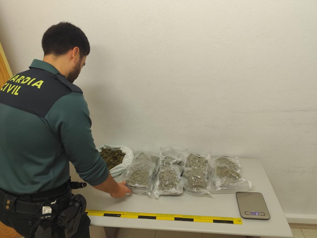 Los agentes encontraron un total de 1,950 kilogramos de marihuana.