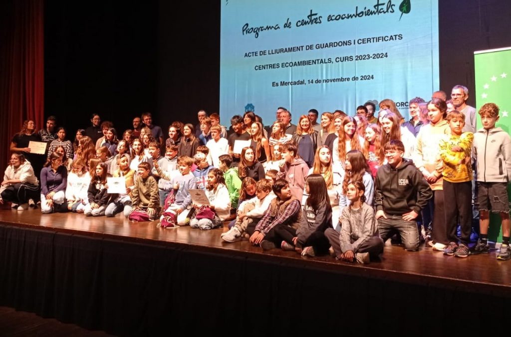 El programa Centros Ecoambientales premia a los centros menorquines por su compromiso con la sostenibilidad.