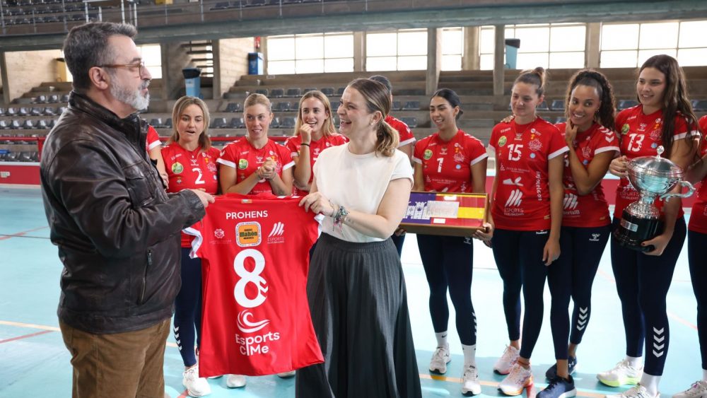 La presidenta del Govern ha celebrado junto al equipo el triunfo en la Supercopa.