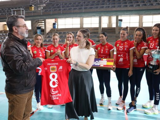 (Fotos) Prohens felicita al Avarca de Menorca por su triunfo en la Supercopa