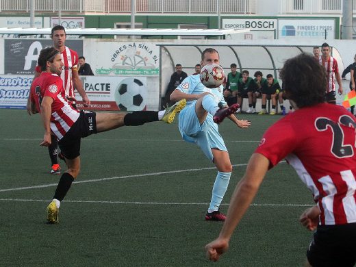 El Mercadal se da un festín ante el Llosetense (4-0)