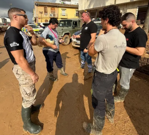 Capella, junto a sus compañeros en una de las zonas afectadas (Foto: Ignacio Capella)