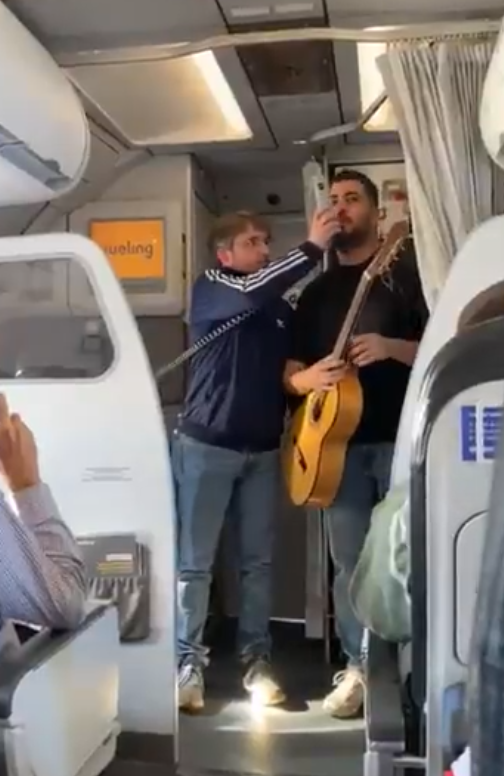 Jordi Évole canta y sorprende en pleno vuelo Menorca-Barcelona.