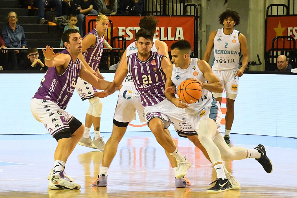 Pol Figueras bota la pelota ante el Valladolid (Foto: Tolo Mercadal)