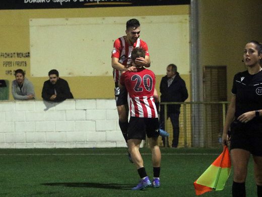 El Mercadal se da un festín ante el Llosetense (4-0)