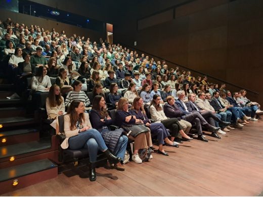 El conseller Antoni Vera entrega los premios a los mejores estudiantes de Menorca