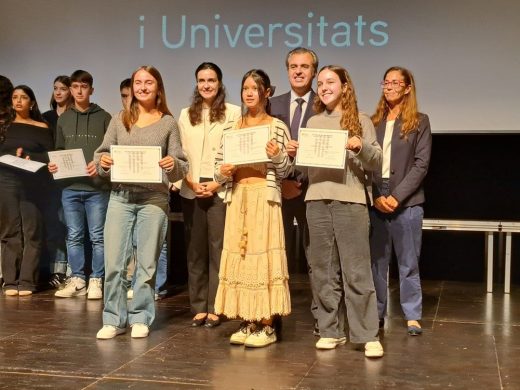 El conseller Antoni Vera entrega los premios a los mejores estudiantes de Menorca