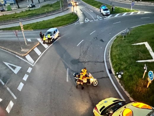 Dos mujeres heridas después de que un coche embistiera a una moto a la entrada de Maó