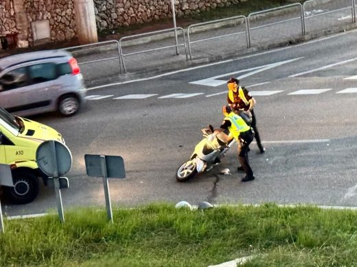 Dos mujeres heridas después de que un coche embistiera a una moto a la entrada de Maó