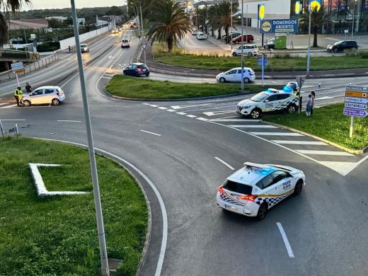 Dos mujeres heridas después de que un coche embistiera a una moto a la entrada de Maó