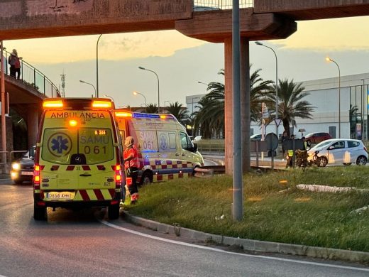 Dos mujeres heridas después de que un coche embistiera a una moto a la entrada de Maó