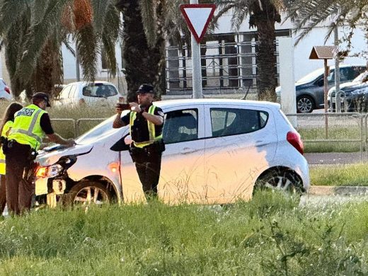 Dos mujeres heridas después de que un coche embistiera a una moto a la entrada de Maó