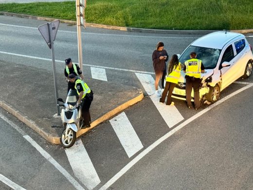 Dos mujeres heridas después de que un coche embistiera a una moto a la entrada de Maó