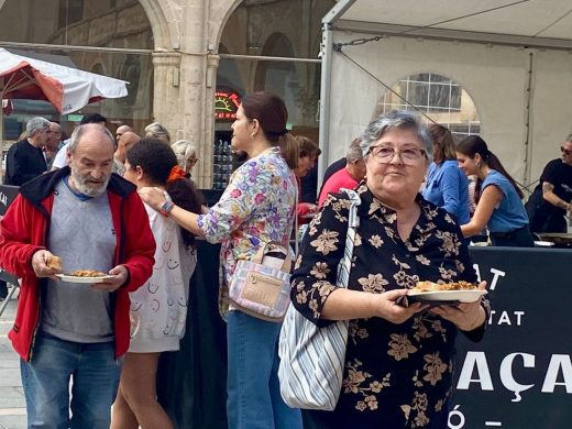 (Fotos) Más de 600 raciones de paella solidaria en Maó para ayudar a los afectados por la dana